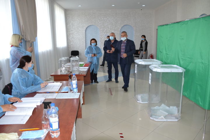 Айдар Салахов и Азат Хамаев проголосовали на центральном участке Мензелинска