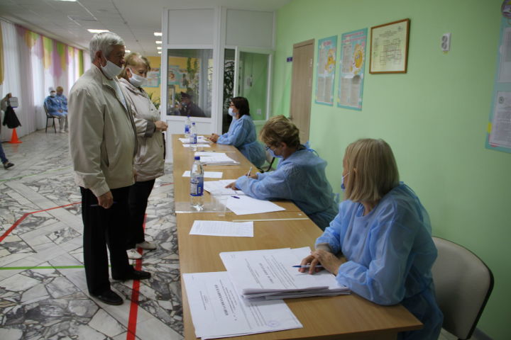 На избирательном участке №1982 города избиратели также приходят в удобное для них время