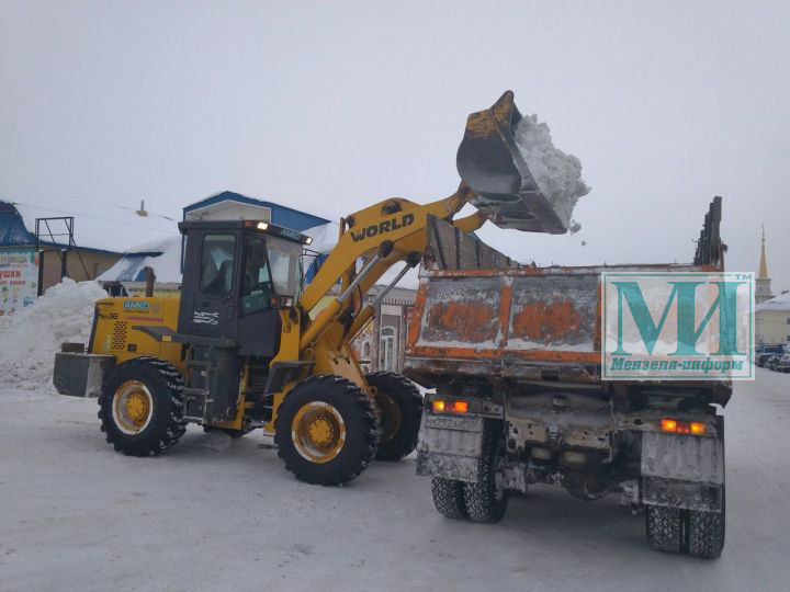 Для снегоуборочных работ в Мензелинском районе задействовано 17 единиц техники от МУП «Чистый город»