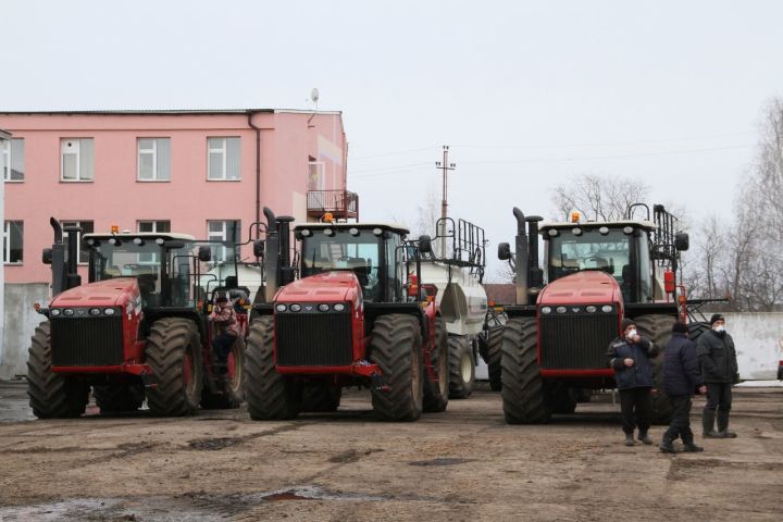 Сколько тракторов в Мензелинском районе