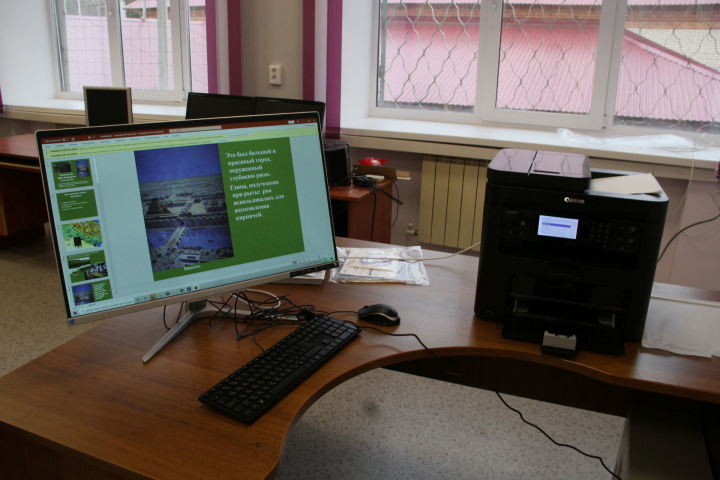 В Верхнетакерменскую школу привезли компьютерный класс стоимостью миллион рублей