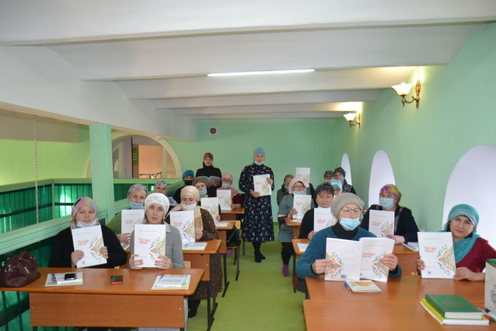 В Мензелинской мечети провели урок татарского языка для воспитателей детсада