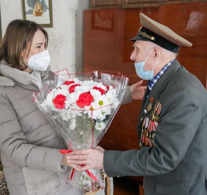 Депутат Госдумы РФ поздравила в Мензелинске ветеранов ВОВ 