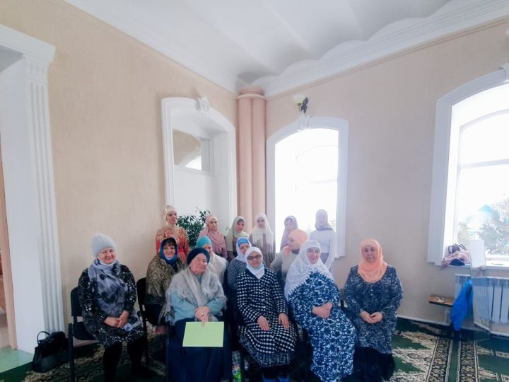 В Мензелинской мечети провели мероприятие “Платок - украшение женщины”
