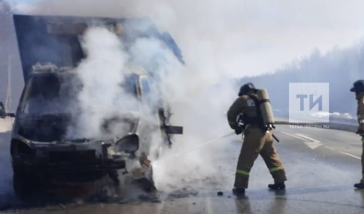 На обочине трассы М7 в Татарстане сгорел грузовик