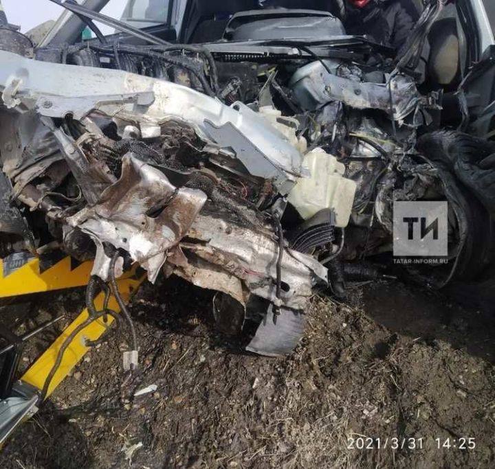 Водитель легковушки пострадал в лобовом ДТП с большегрузом в Татарстане