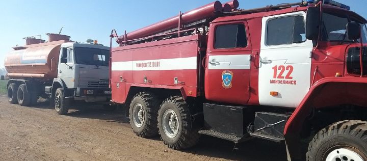 Пожарные не допустили распространения горения сухой травы