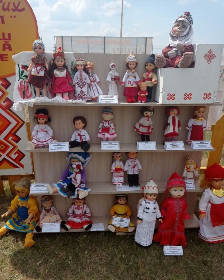 Делегация Мензелинского района на празднике Уяв представила чувашские куклы
