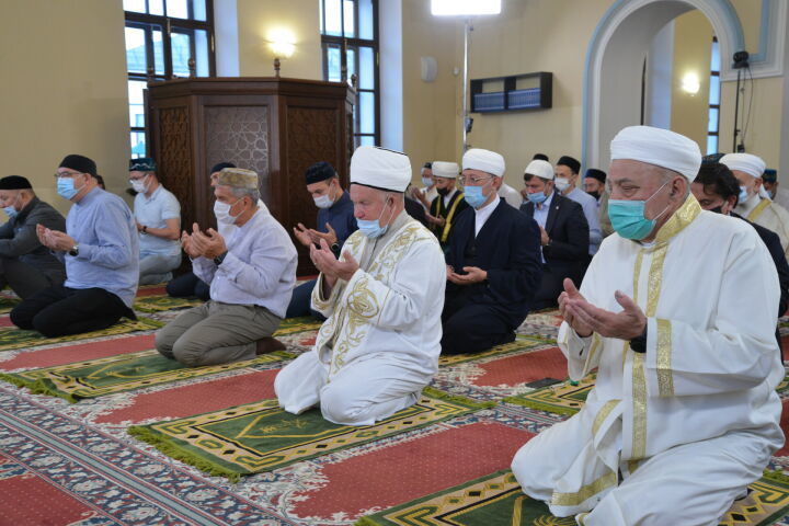 Рустам Минниханов принял участие в праздничной намазе в честь Курбан-байрам в Галеевской мечети
