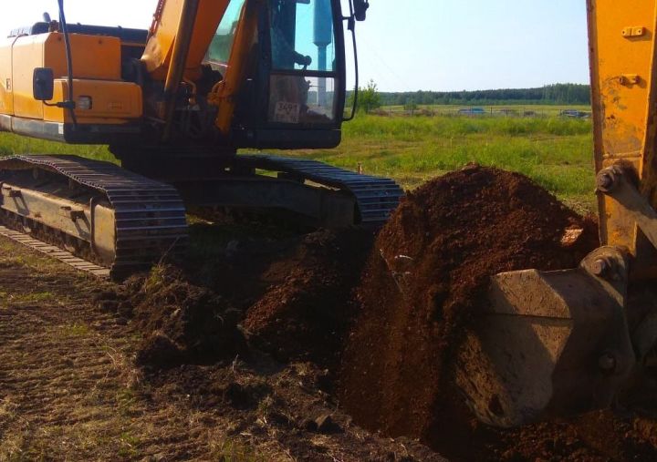 Коноваловка авылында төзеләчәк мәдәният йортының нигезен салу өчен экскаватор траншея казый башлады..