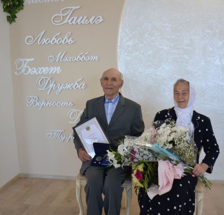 Семья Хасановых из Мензелинска награждена медалью “За любовь и верность”