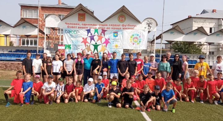 На День физкультурника мензелинские спортсмены соревновались по футболу и волейболу