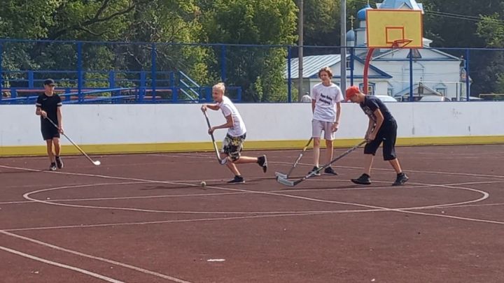 В Мензелинске состоялся хоккей с мячом среди юношей