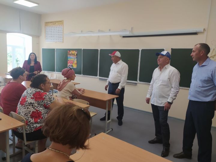 Глава района и депутат Госсовета РТ встретились с коллективом СОШ №1 г. Мензелинск