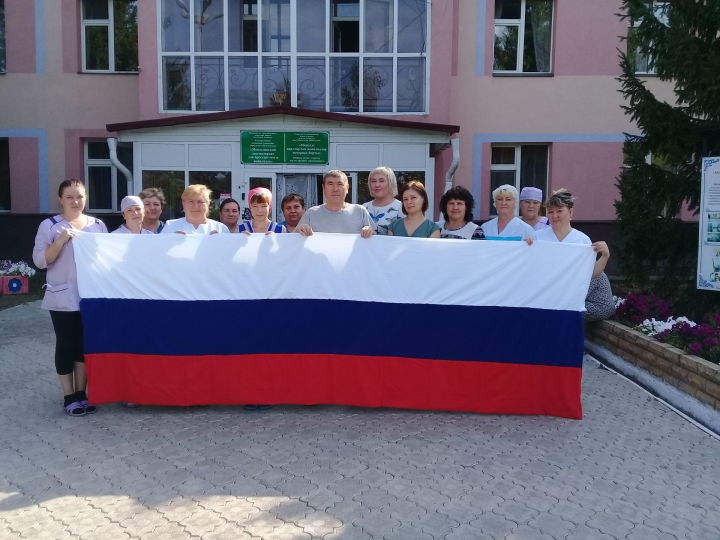 В Мензелинске поздравили  получателей социальных услуг с Днем государственного флага РФ