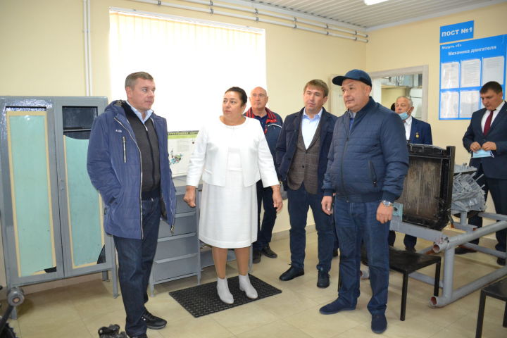 Министр Марат Зяббаров встретился со студентами и педагогами Мензелинского сельскохозяйственного техникума