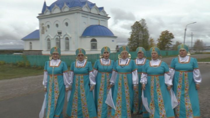 В Мензелинском районе традиционно на выборы фольклорные коллективы и народные ансамбли ходили в национальных костюмах