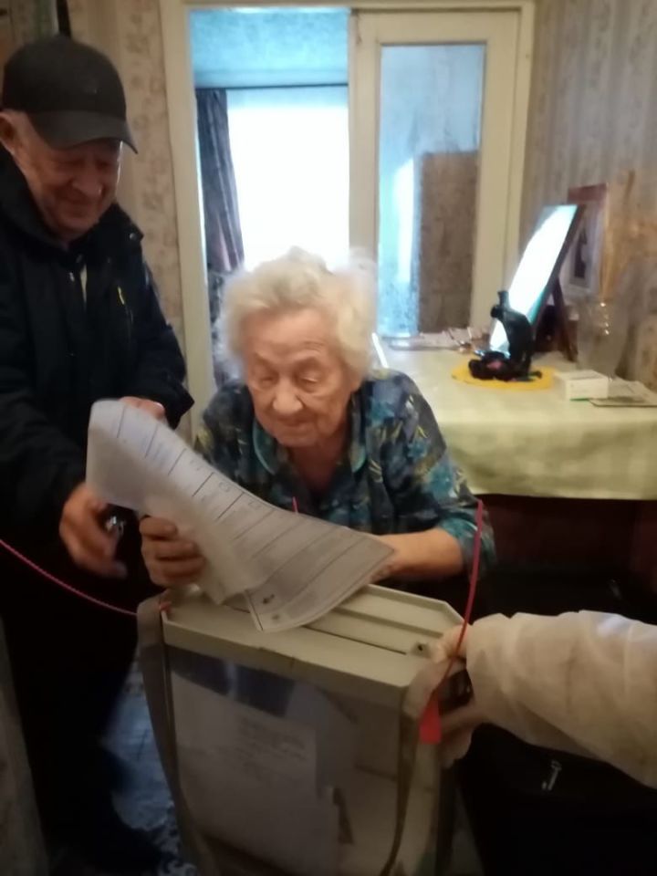 Свой голос на выборах отдала и 97-летняя ветеран Великой Отечественной войны Пелагея Казакова