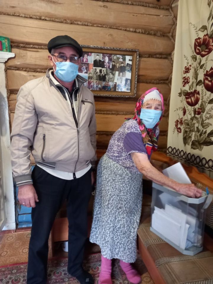Старейший избиратель Иркеняшского сельского поселения Гаян Хамидуллина проголосовала дома