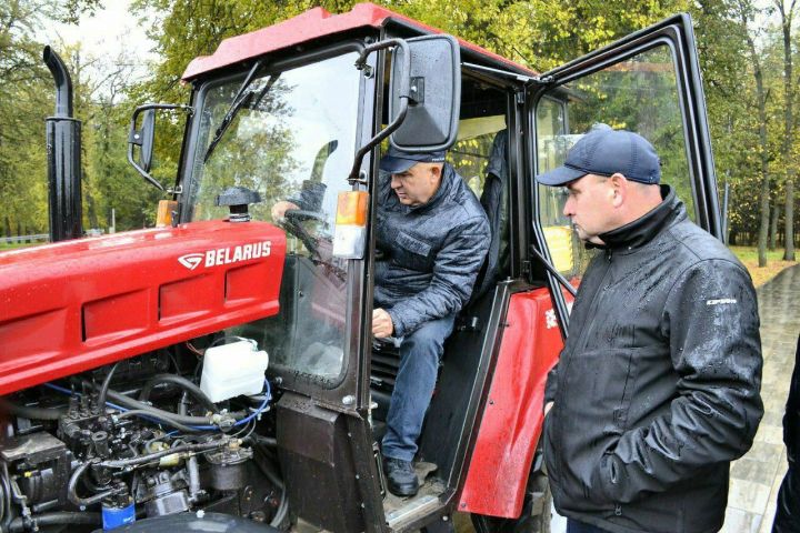 Универсальные тракторы необходимы для поддержания порядка на улицах Мензелинска
