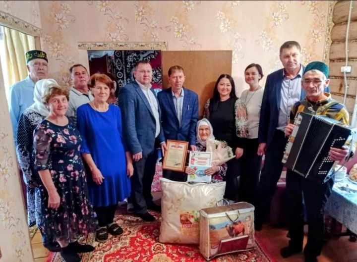 В селе Аю Мензелинского района поздравили ветерана тыла, которая 40 лет преподавала физику и математику