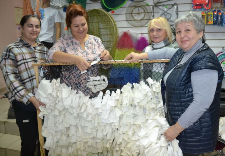 Мензелинские волонтеры плетут маскировочную сетку для участников спецоперации