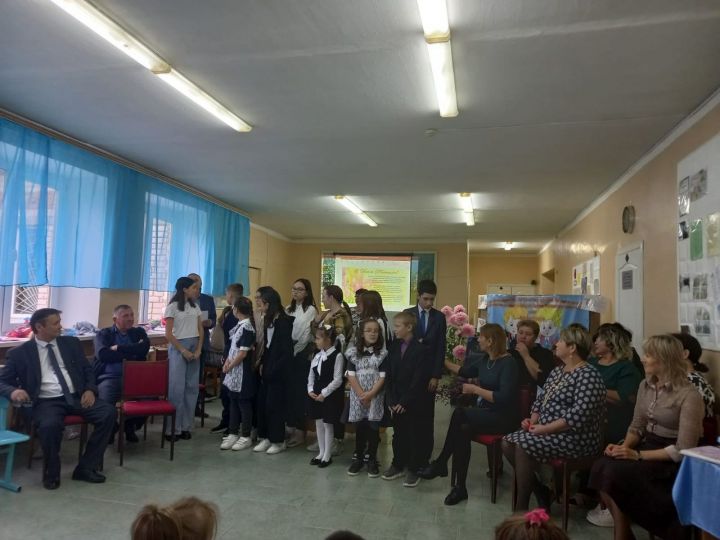 Учащиеся Урусовской школы поздравили своих учителей с праздником