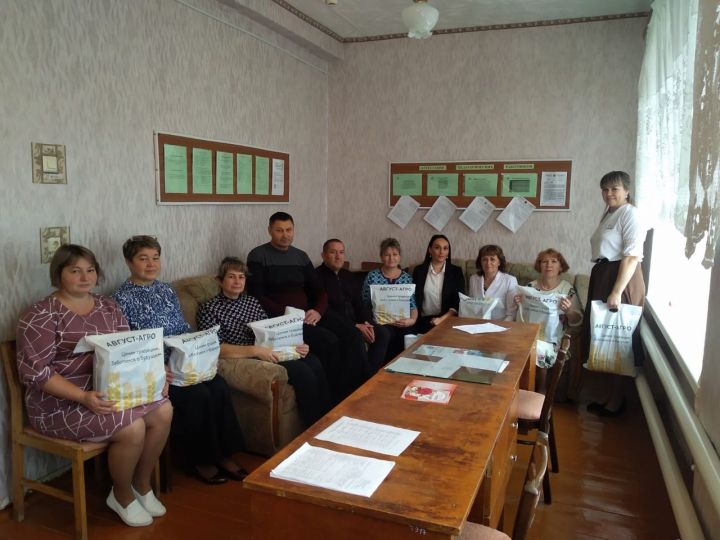 В Аюском сельском поселении компания «Август» поздравила педагогов с профессиональным праздником
