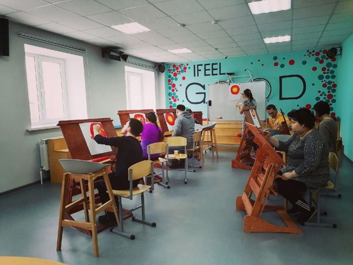В молодежном центре «Ялкын» для неработающей молодежи по причине инвалидности прошел мастер-класс по рисованию