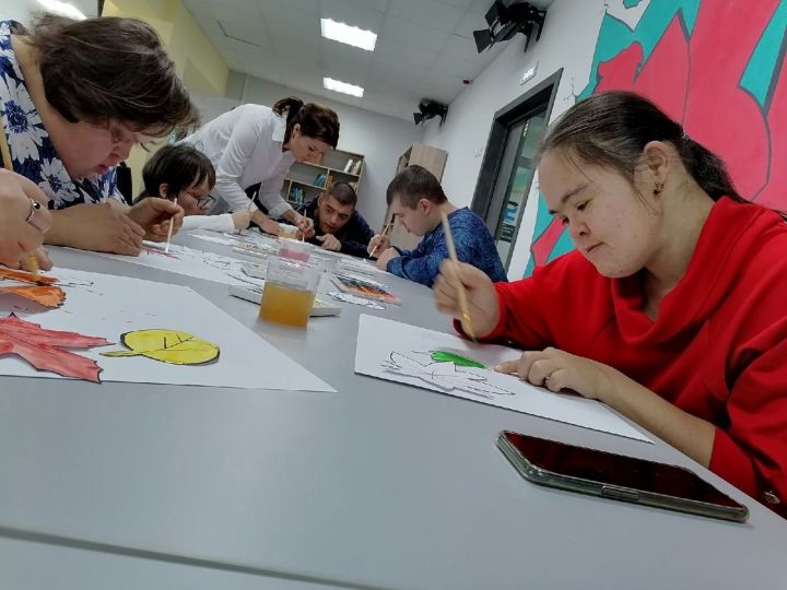 В молодежном центре «Ялкын» для неработающей молодежи по причине инвалидности прошел мастер-класс по рисованию