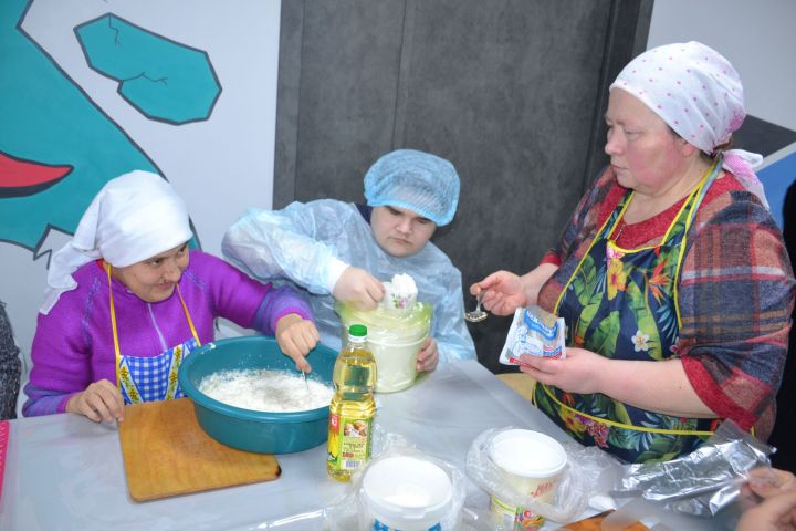 В молодежном центре «Ялкын» прошло мероприятие «Пончики для мамы», приуроченное ко Дню матери