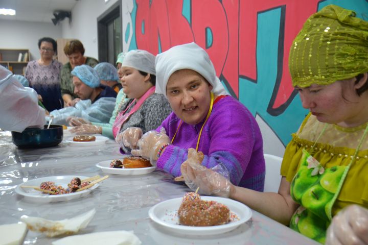 В молодежном центре «Ялкын» прошло мероприятие «Пончики для мамы», приуроченное ко Дню матери