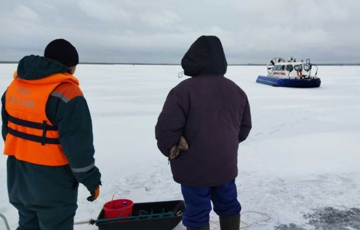 В Татарстане спасатели помогли рыбаку, которому стало плохо с сердцем посреди реки