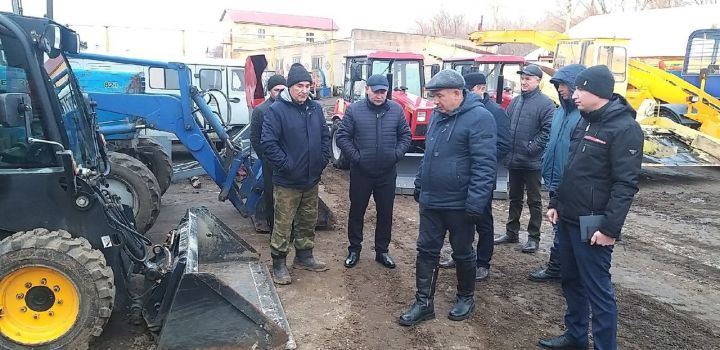 Глава района Айдар Салахов положительно оценил готовность техники