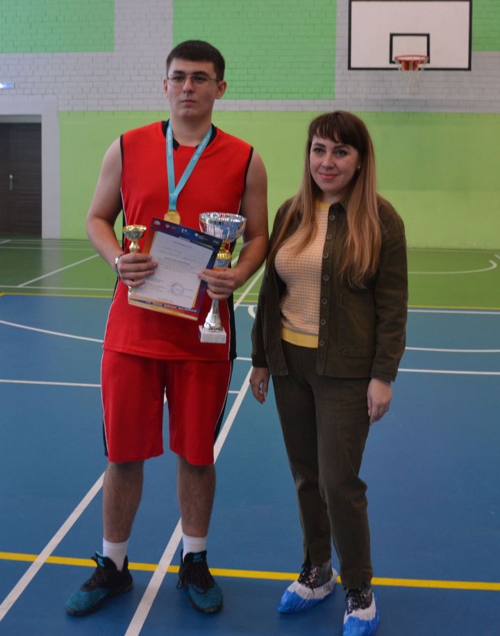 В Мензелинске наградили победителей районного этапа школьной баскетбольной лиги «КЭС-БАСКЕТ»