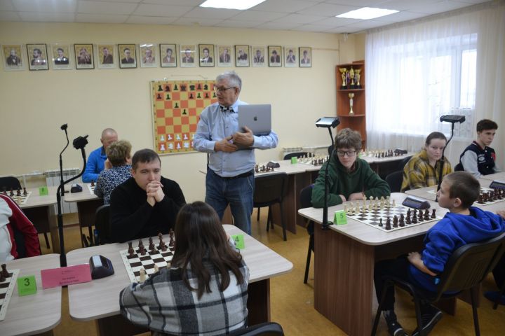В Мензелинске стартовал третий районный чемпионат по шахматам среди взрослых