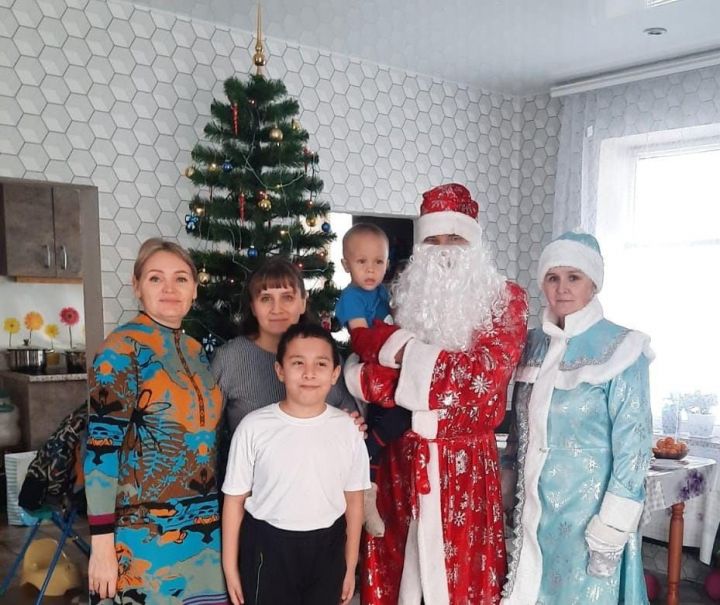 Мензелинский Дед Мороз и Снегурочка отправились поздравить семью в соседнюю республику