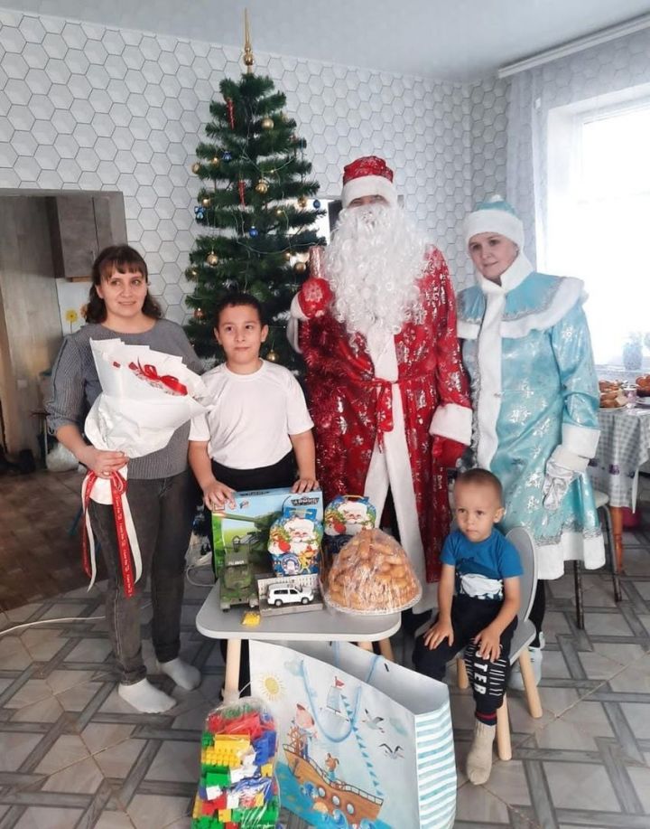 Мензелинский Дед Мороз и Снегурочка отправились поздравить семью в соседнюю республику