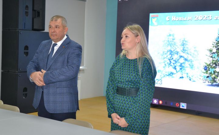 Глава Мензелинского района Айдар Салахов поздравил руководителей с Новым годом