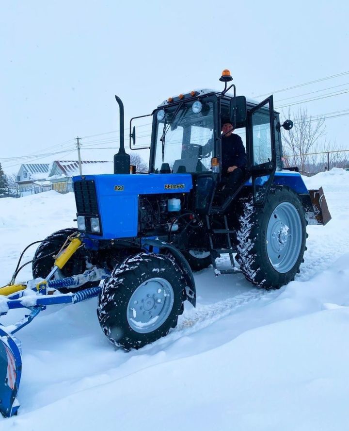 Глава Кадряковского сельского поселения очищает сельские улицы от снега