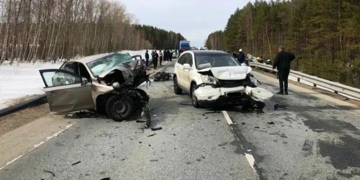 Два водителя погибли в ДТП с тремя автомобилями на трассе в Татарстане