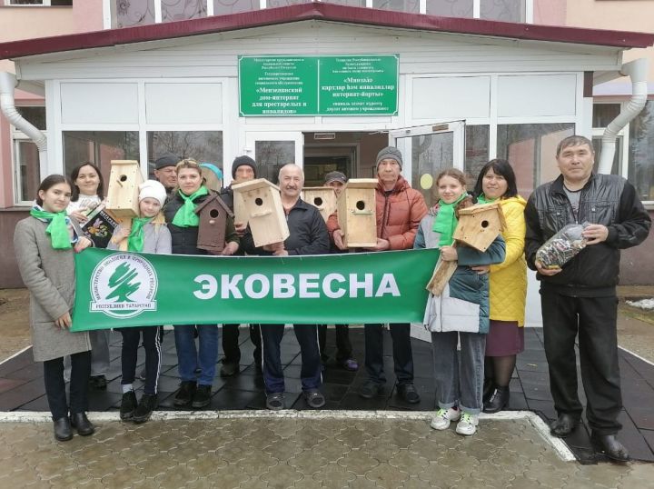 Экоактивисты СОШ 2 подарили скворечники жильцам дома-интерната для престарелых и инвалидов г. Мензелинск