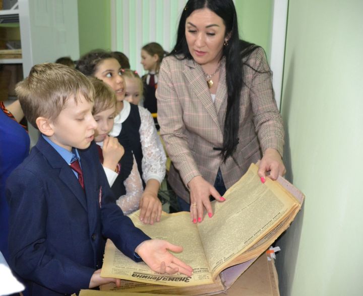 В архиве Мензелинского района прошло мероприятие для школьников, посвященное Дню российской полиграфии