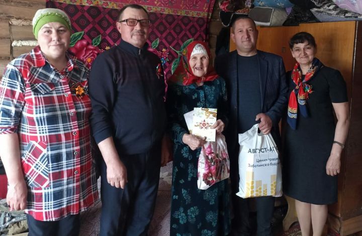 ООО "Август-Муслюм" и главы поселений вручили подарки ветеранам и труженикам тыла
