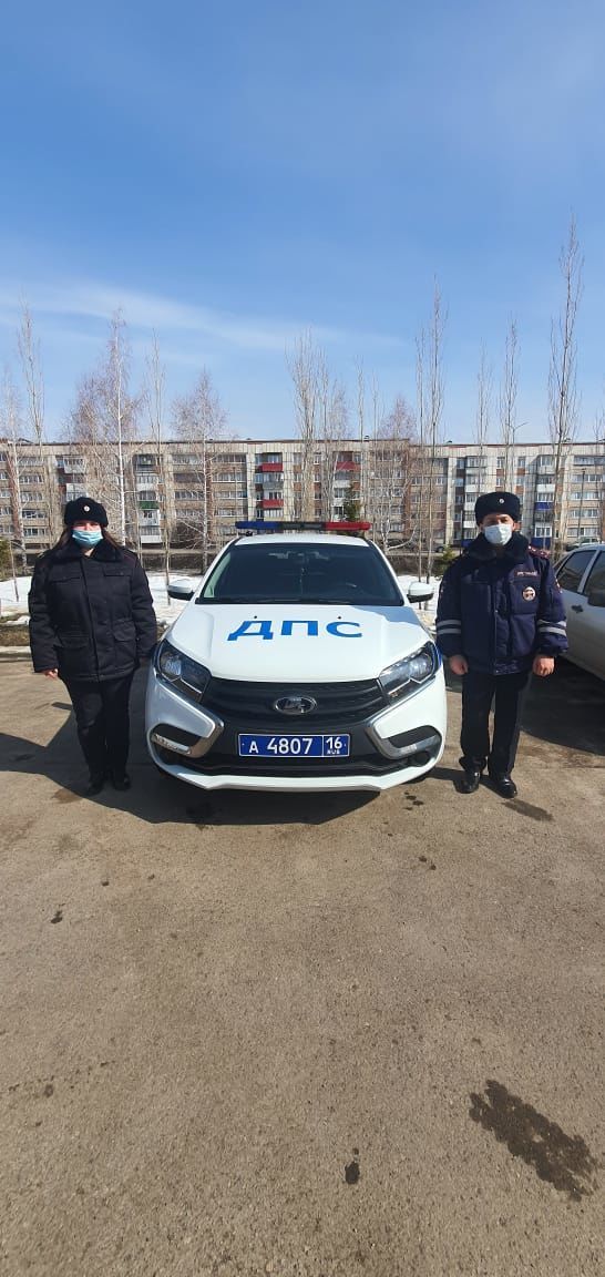 В Татарстане полицейские помогли семье с годовалым ребенком, которая оказалась на обочине из-за взорвавшейся шины