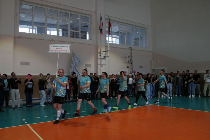 В Мензелинске проходят соревнования по волейболу среди артистов театров