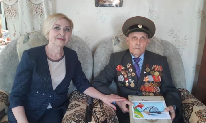 В Мензелинске с 95-летним юбилеем поздравили участника Великой Отечественной Войны Михаила Тихонова