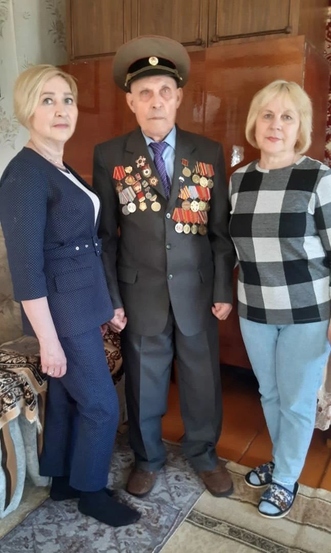 В Мензелинске с 95-летним юбилеем поздравили участника Великой Отечественной Войны Михаила Тихонова