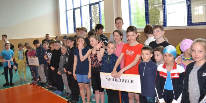 Республиканские соревнования по плаванию в Мензелинске начались с награждения спортсменов