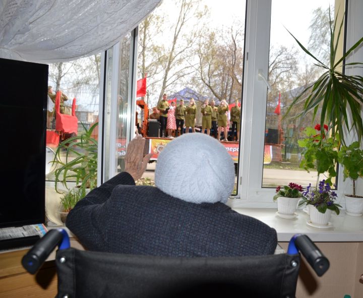 В Мензелинске агитбригада поздравила 98-летнего ветерана Азгарию Шакирову с Днем Победы